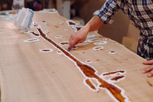Table bois époxy : alliez élégance et personnalisation