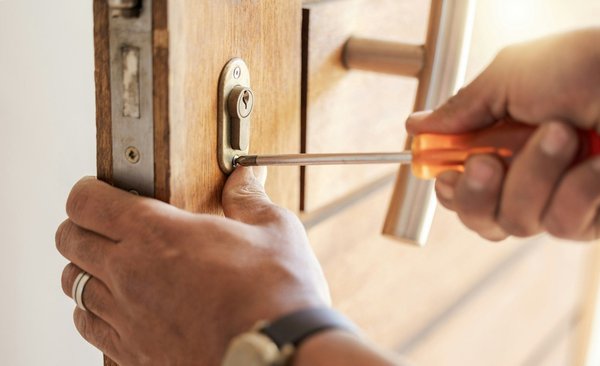 Interventions d'urgence en serrurerie à nantes 24/7 fiables