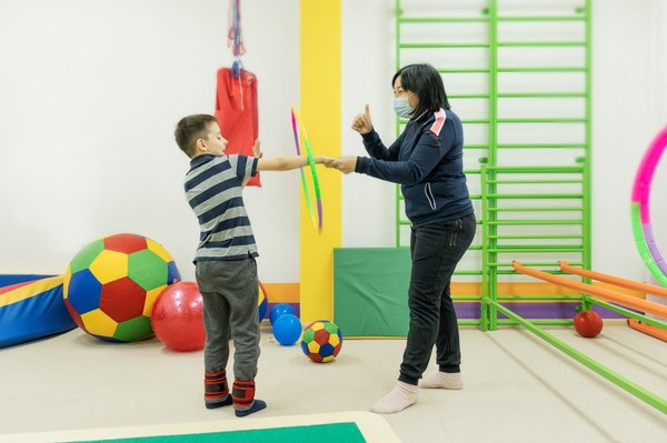 Les meilleures activités sensorielles à faire chez soi : top 10