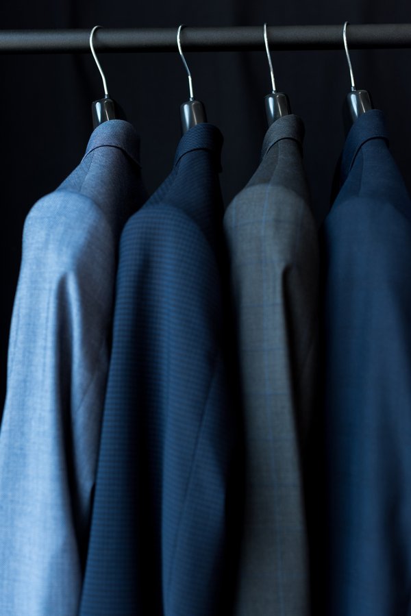 Découvrez les cintres à costume pour une présentation impeccable