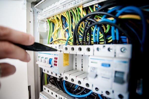 Maîtrisez l'électricité : 10 astuces pour améliorer vos compétences