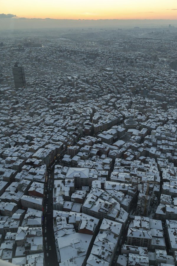 Quelles stratégies pour créer une exposition de photographies sur le thème de l'urbanisation?