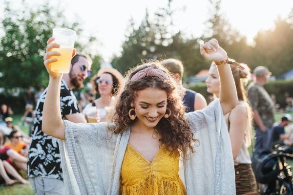 Comment mettre en place un festival de jazz en plein air avec des musiciens locaux?